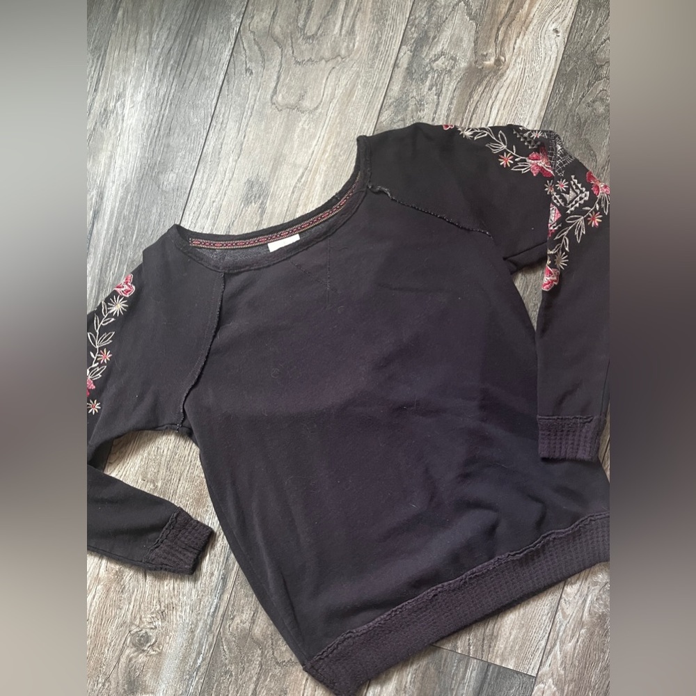 Knox Rose sweatshirt top- floral sleeve- GUC- size small